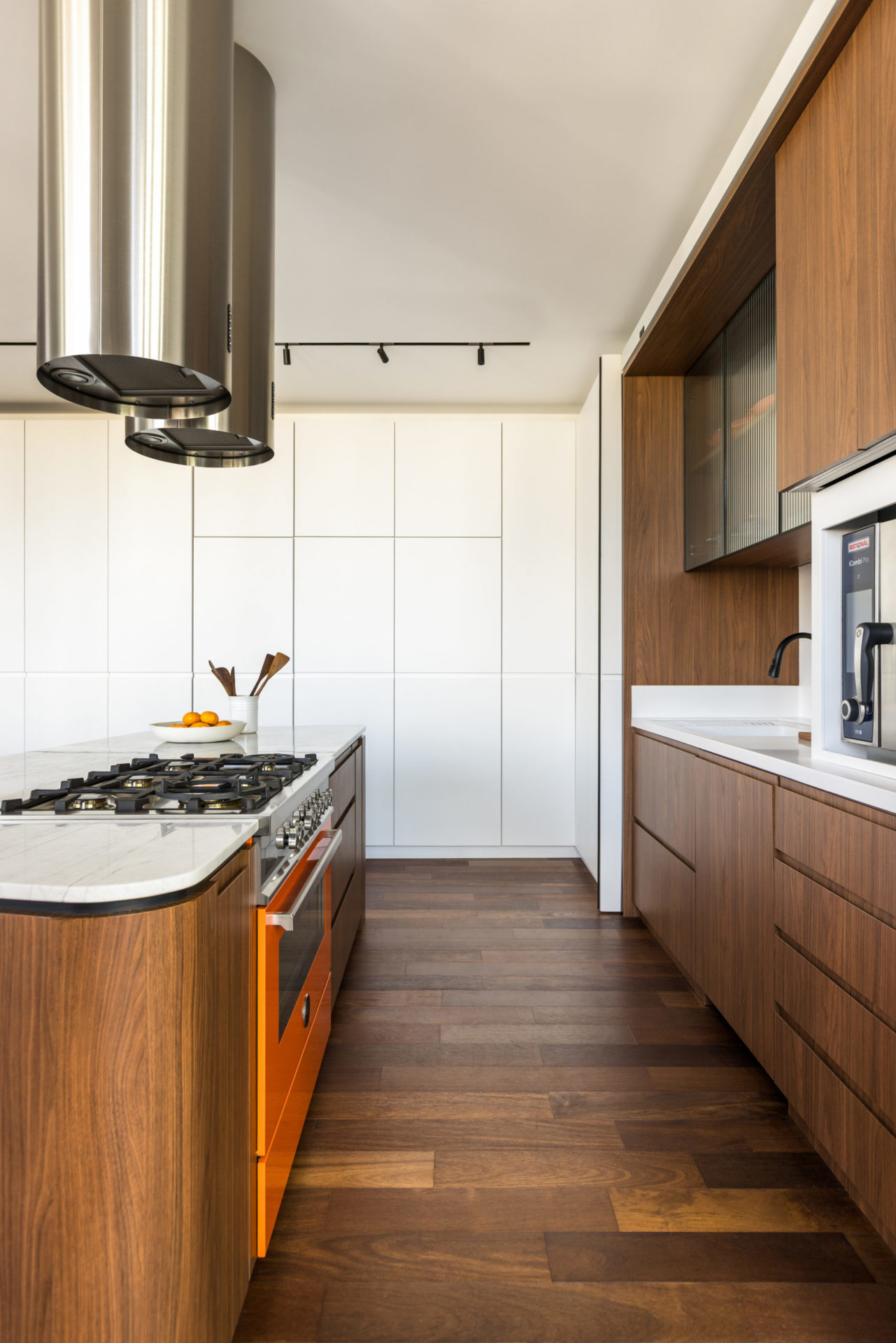 cozinha com armários em madeira