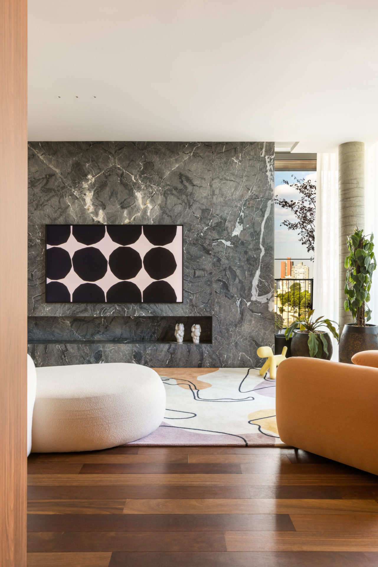 na foto living com sofá, poltrona