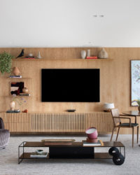 na foto sala com tv mesa com quatro cadeiras, mesa de centro e poltrona