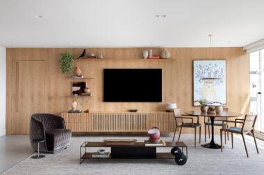 na foto sala com tv mesa com quatro cadeiras, mesa de centro e poltrona