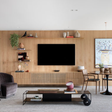 na foto sala com tv mesa com quatro cadeiras, mesa de centro e poltrona