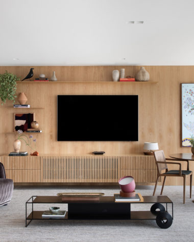 na foto sala com tv mesa com quatro cadeiras, mesa de centro e poltrona