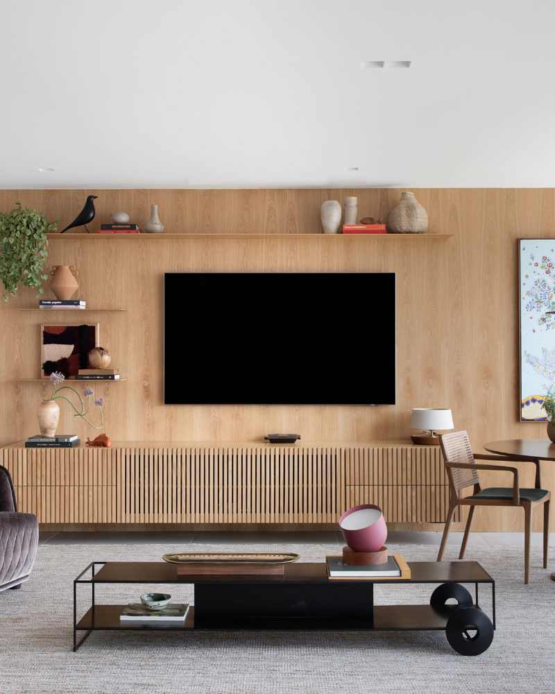 na foto sala com tv mesa com quatro cadeiras, mesa de centro e poltrona