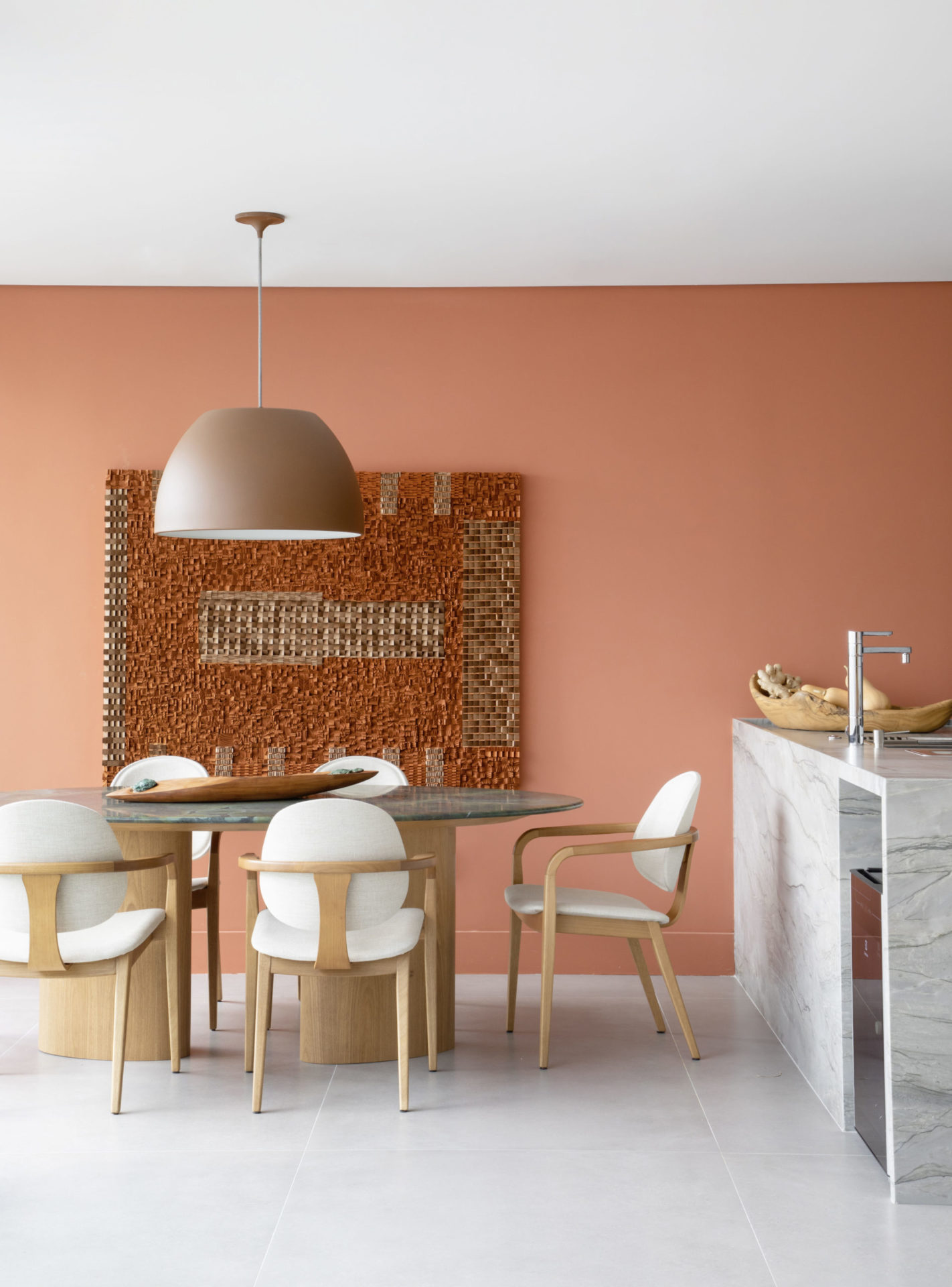 na foto mesa com tampo oval