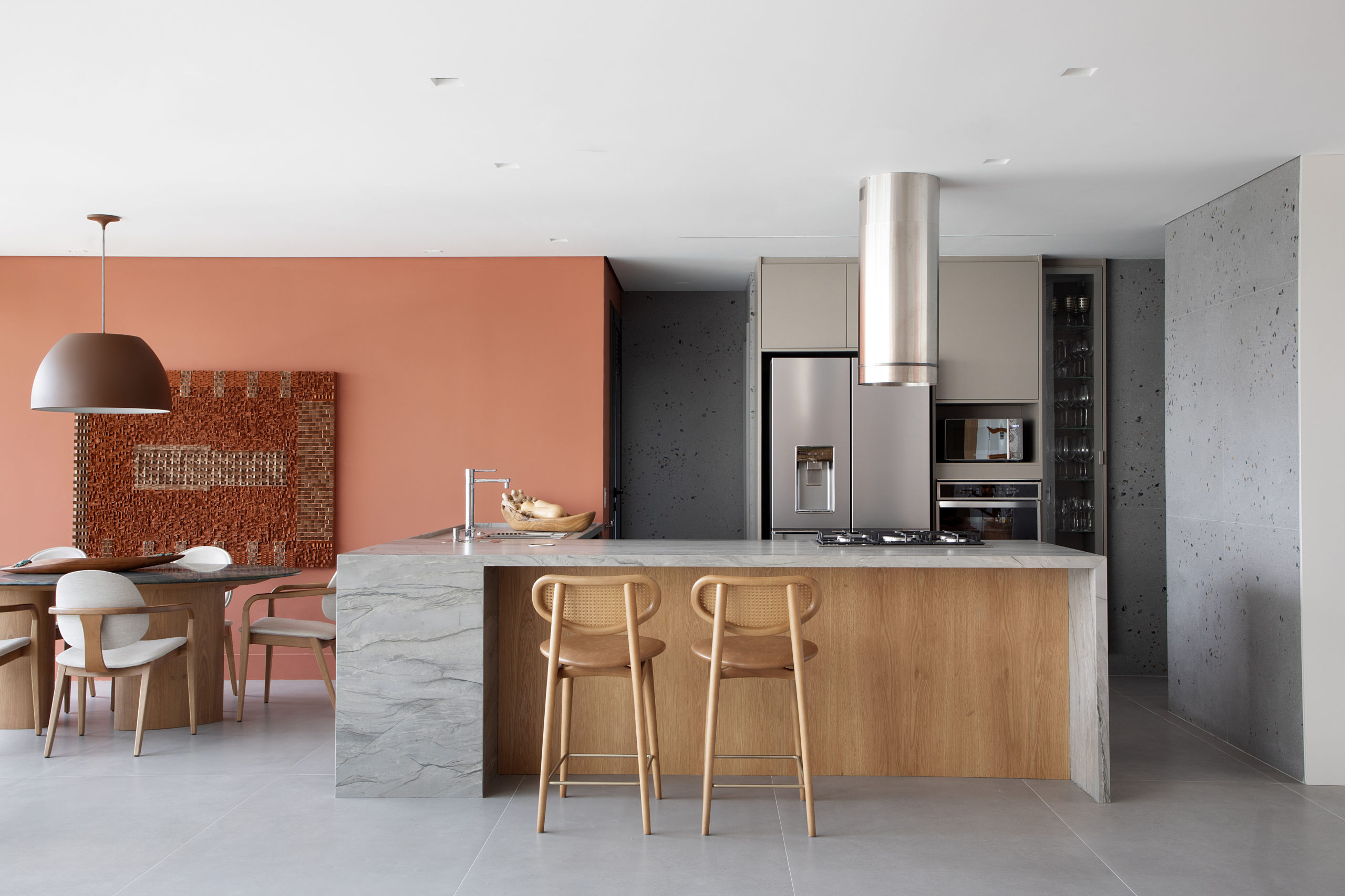 na foto cozinha americana e mesa de jantar