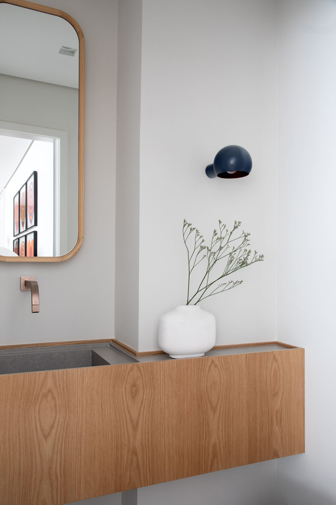 na foto um lavabo com pia e espelho