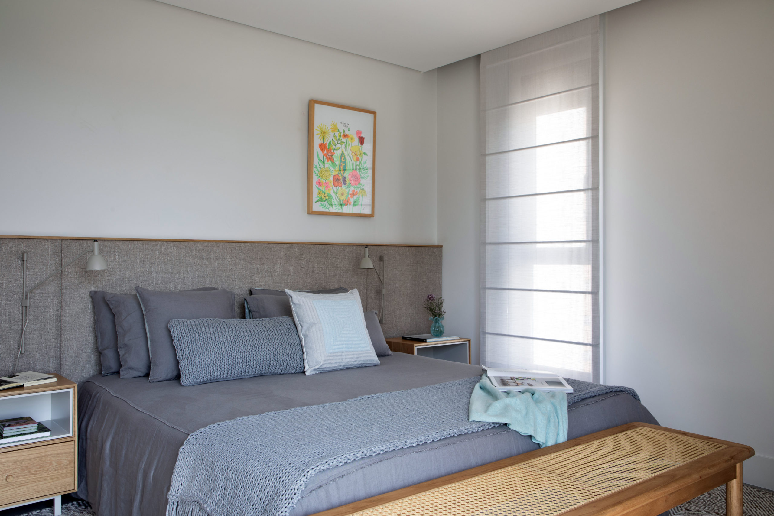 na foto quarto com cama de casal e janela