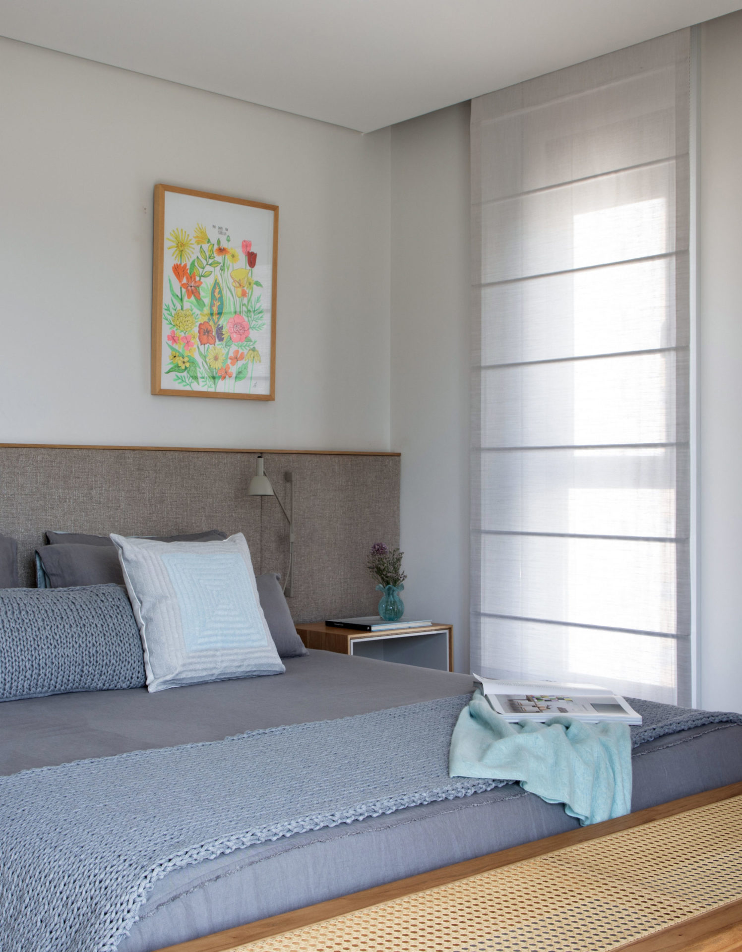 quarto com cama de casal, quadro pendurado na parede acima da cama