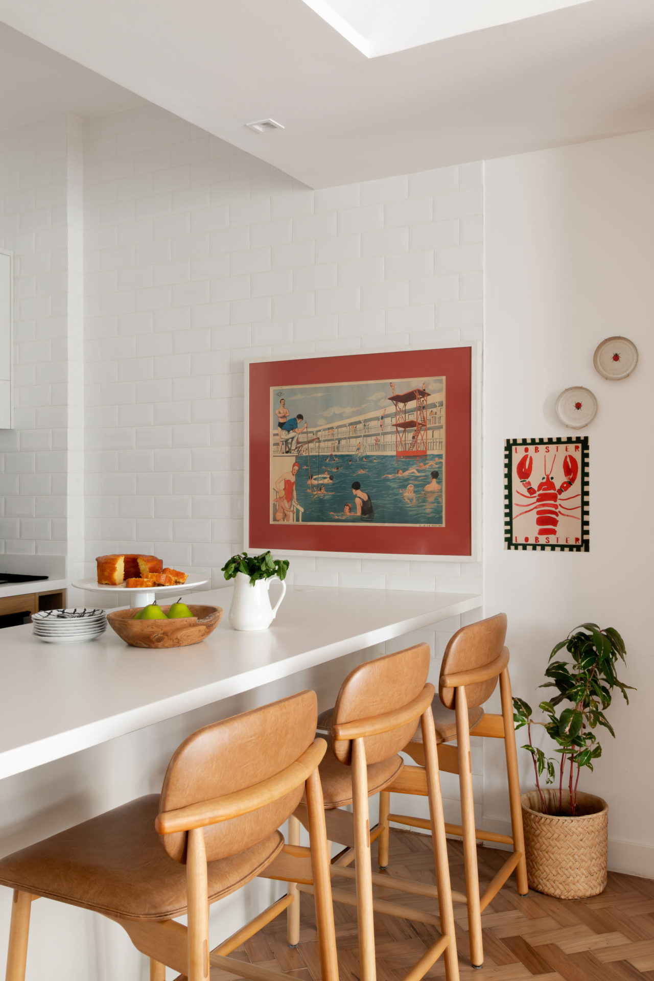 na foto banquetas de couro