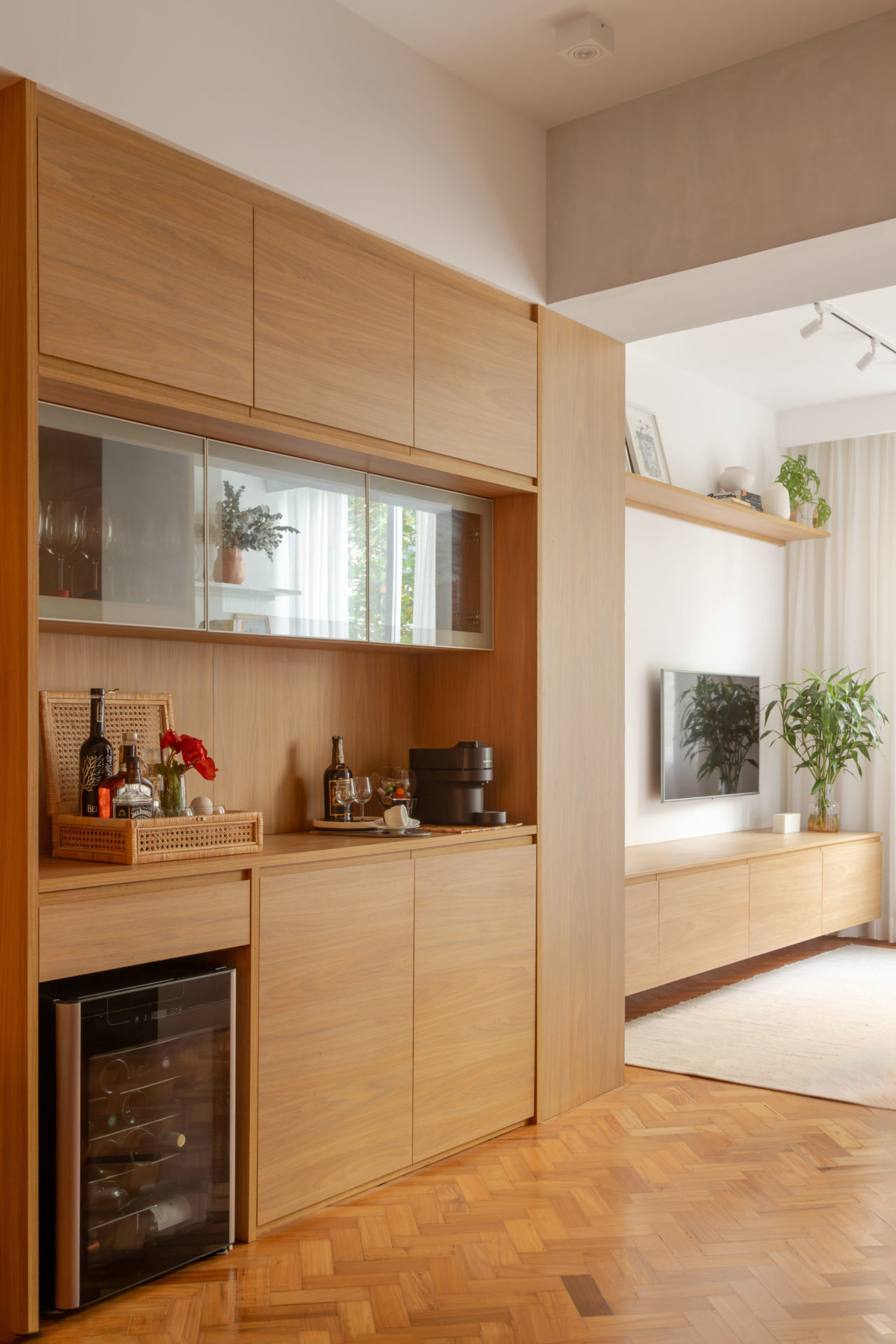 na foto cozinha e sala interligadas