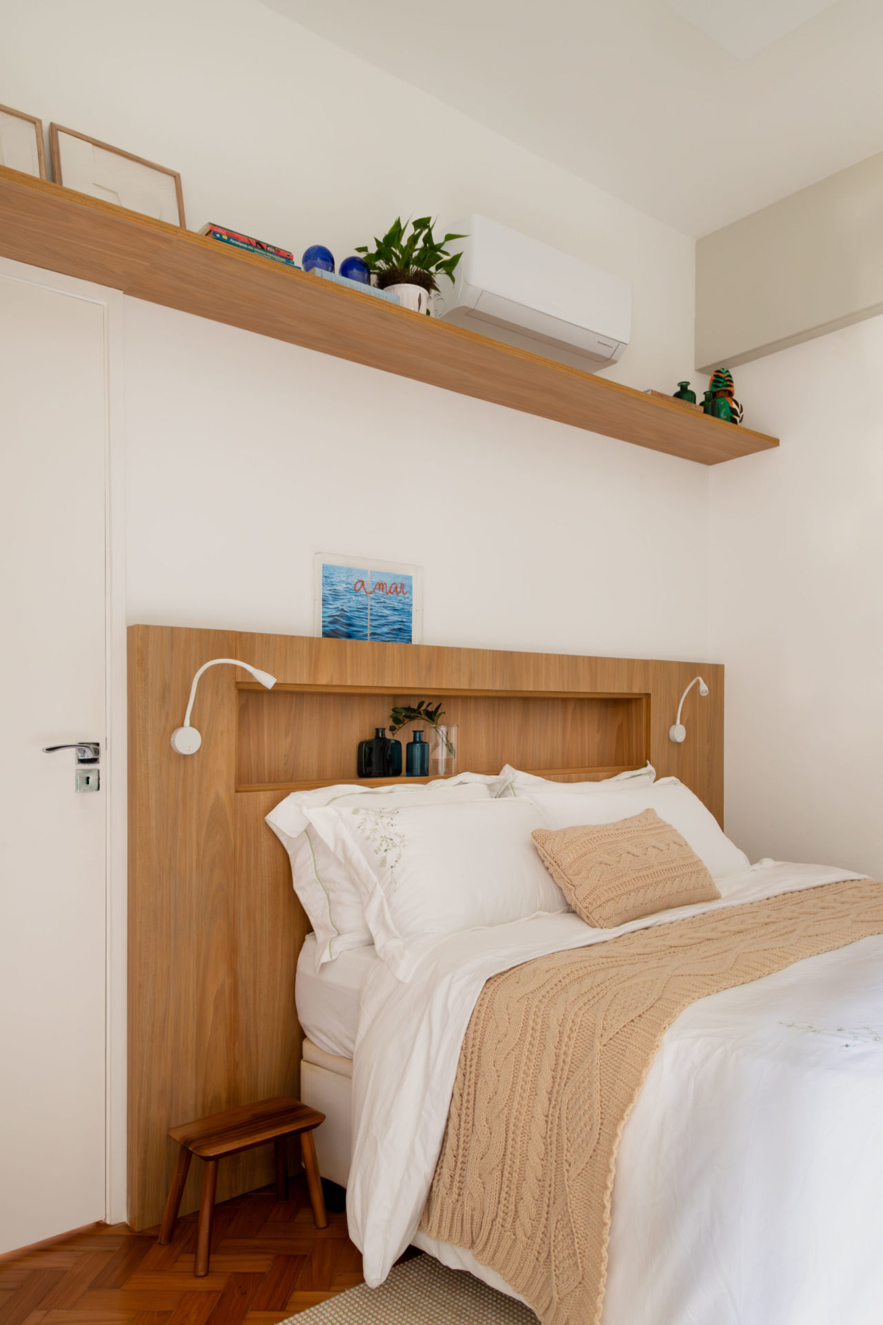 quarto com cama com cabeceira em marcenaria