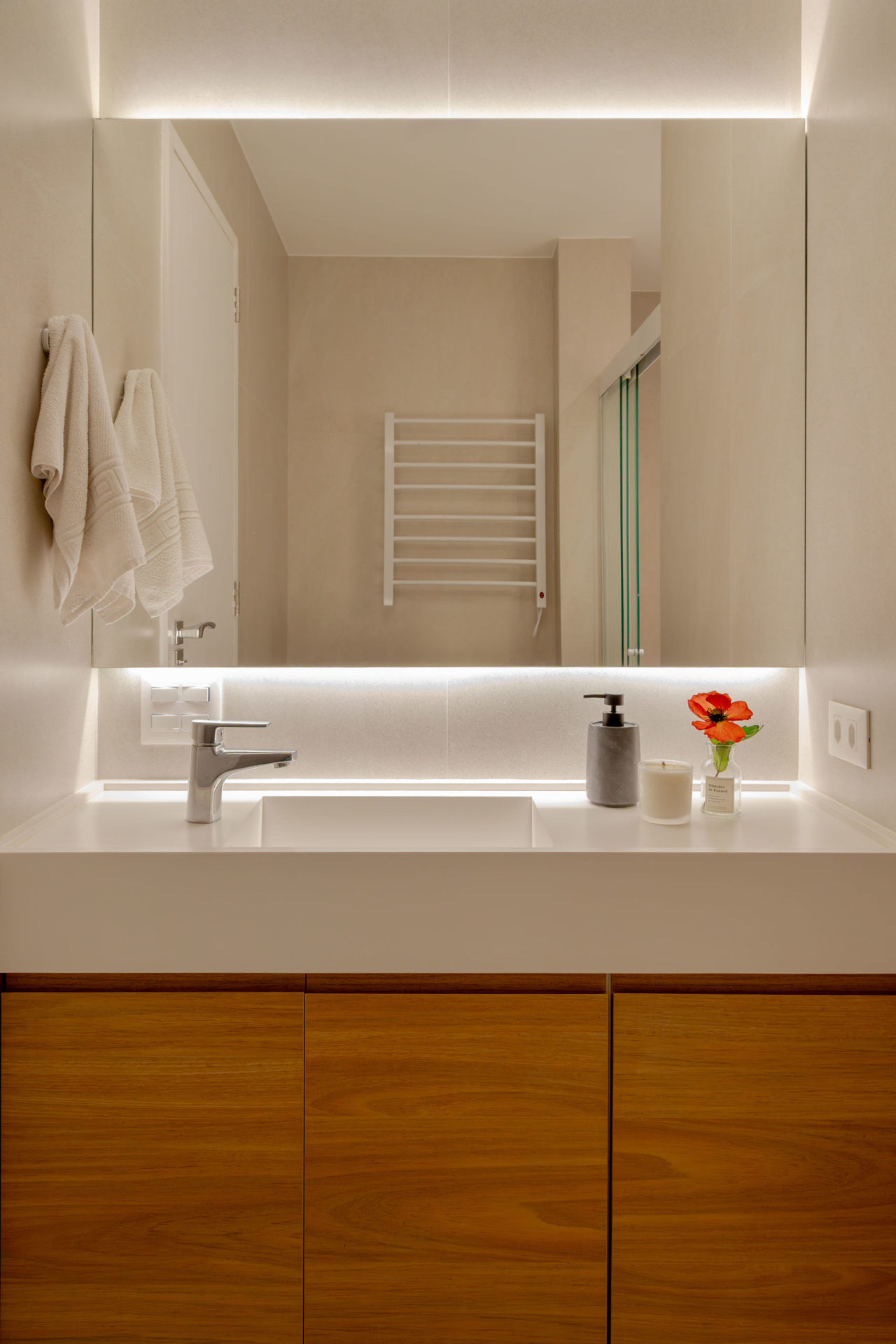 na foto bancada de banheiro