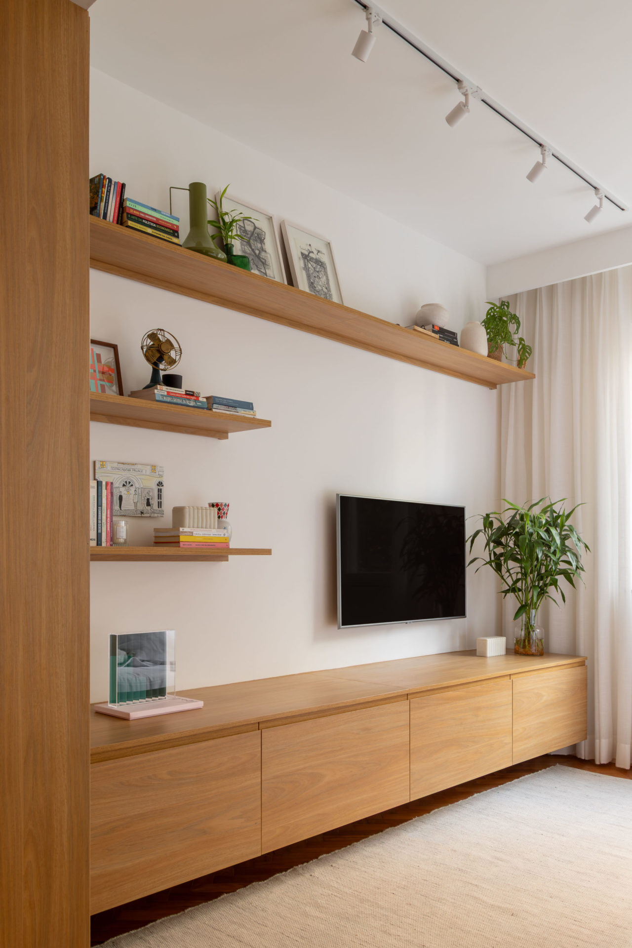 na foto estante de madeira