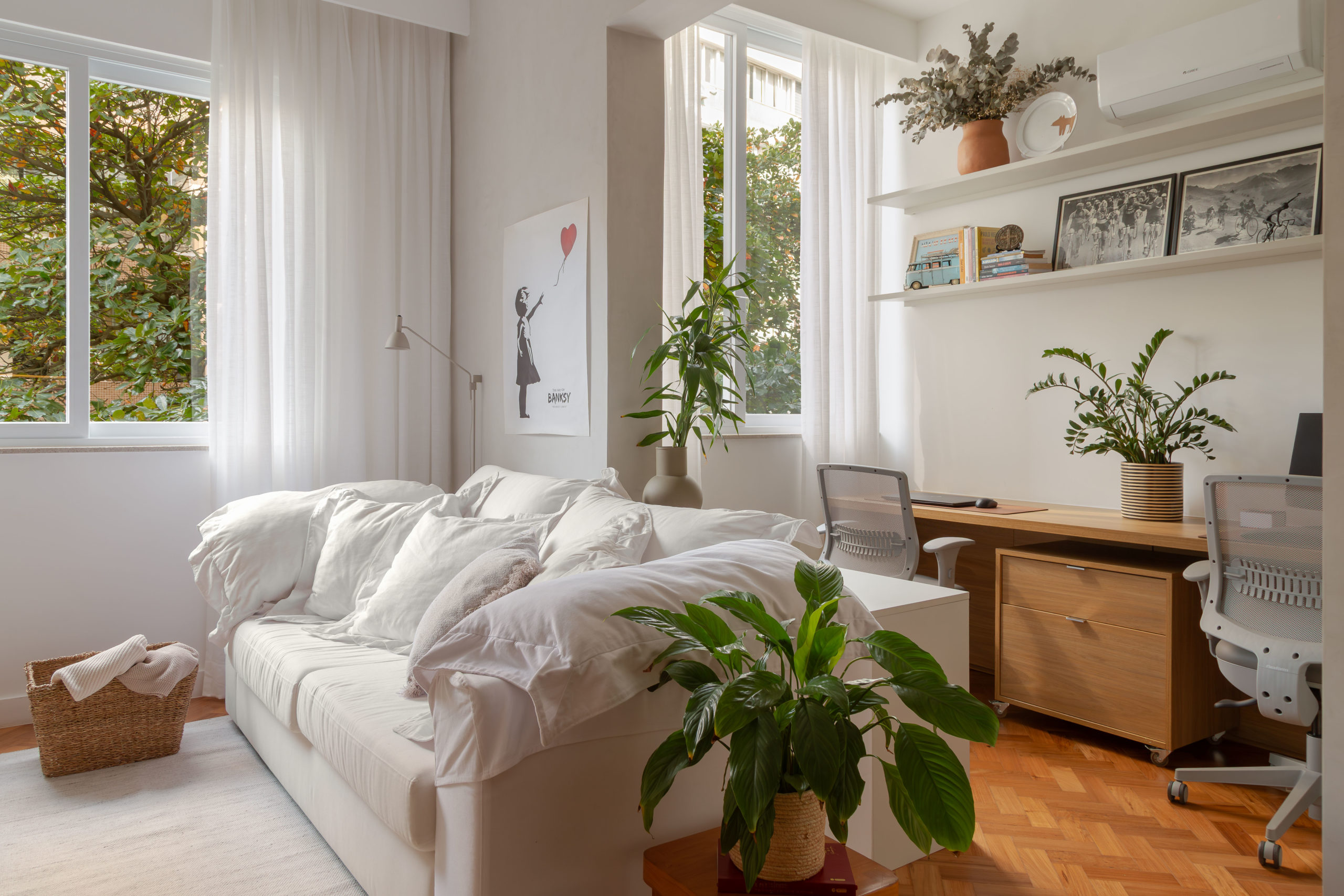 na foto sala de estar e escritório