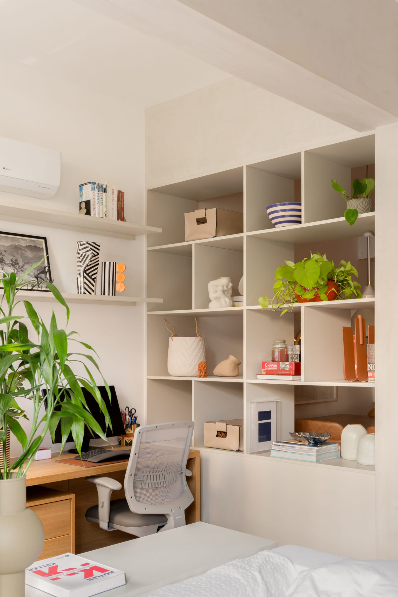 na foto estante branca vazada