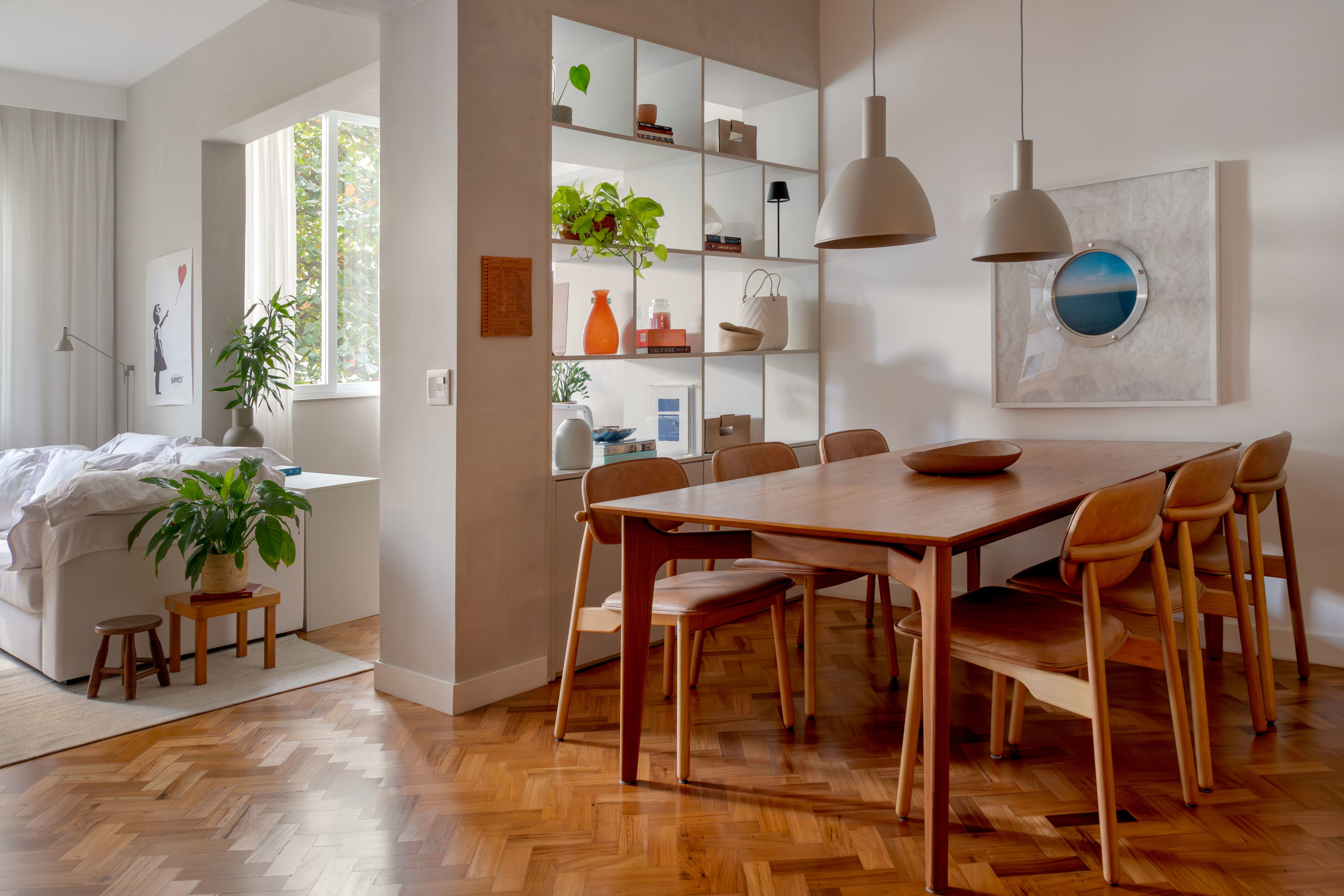 sala de jantar integrada com sala de estar e escritório