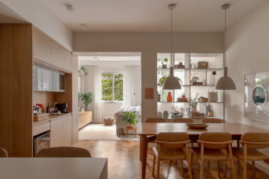 na foto sala integrada à cozinha e escritório