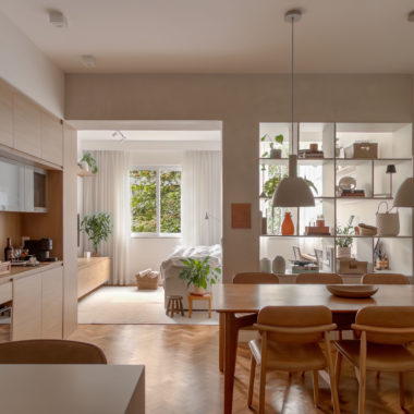 na foto sala integrada à cozinha e escritório