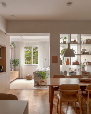 na foto sala integrada à cozinha e escritório