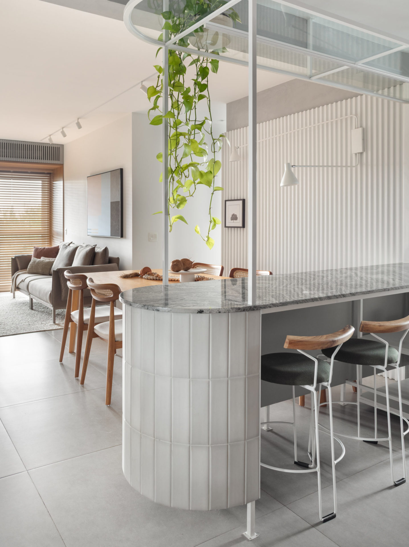 na cozinha com bancada e banquetas