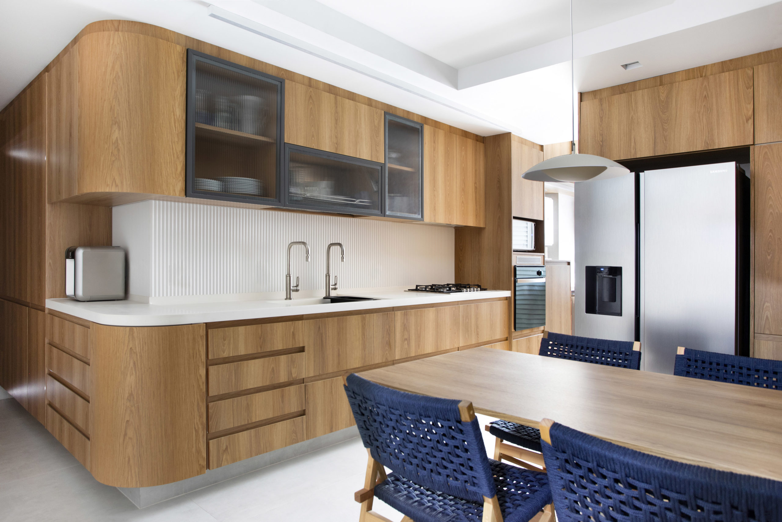 na foto copa cozinha com cadeiras azuis