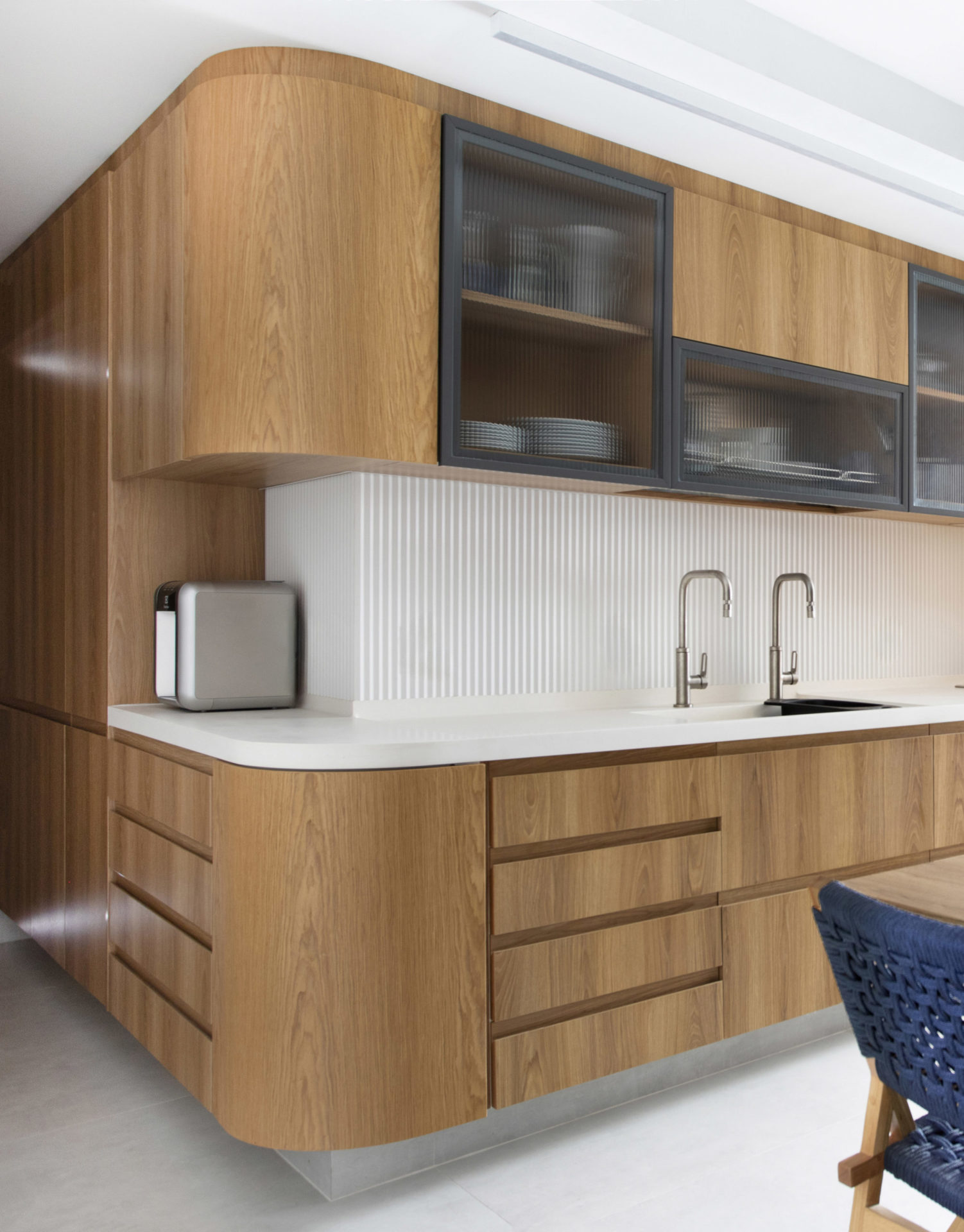 na foto cozinha com armários em madeira