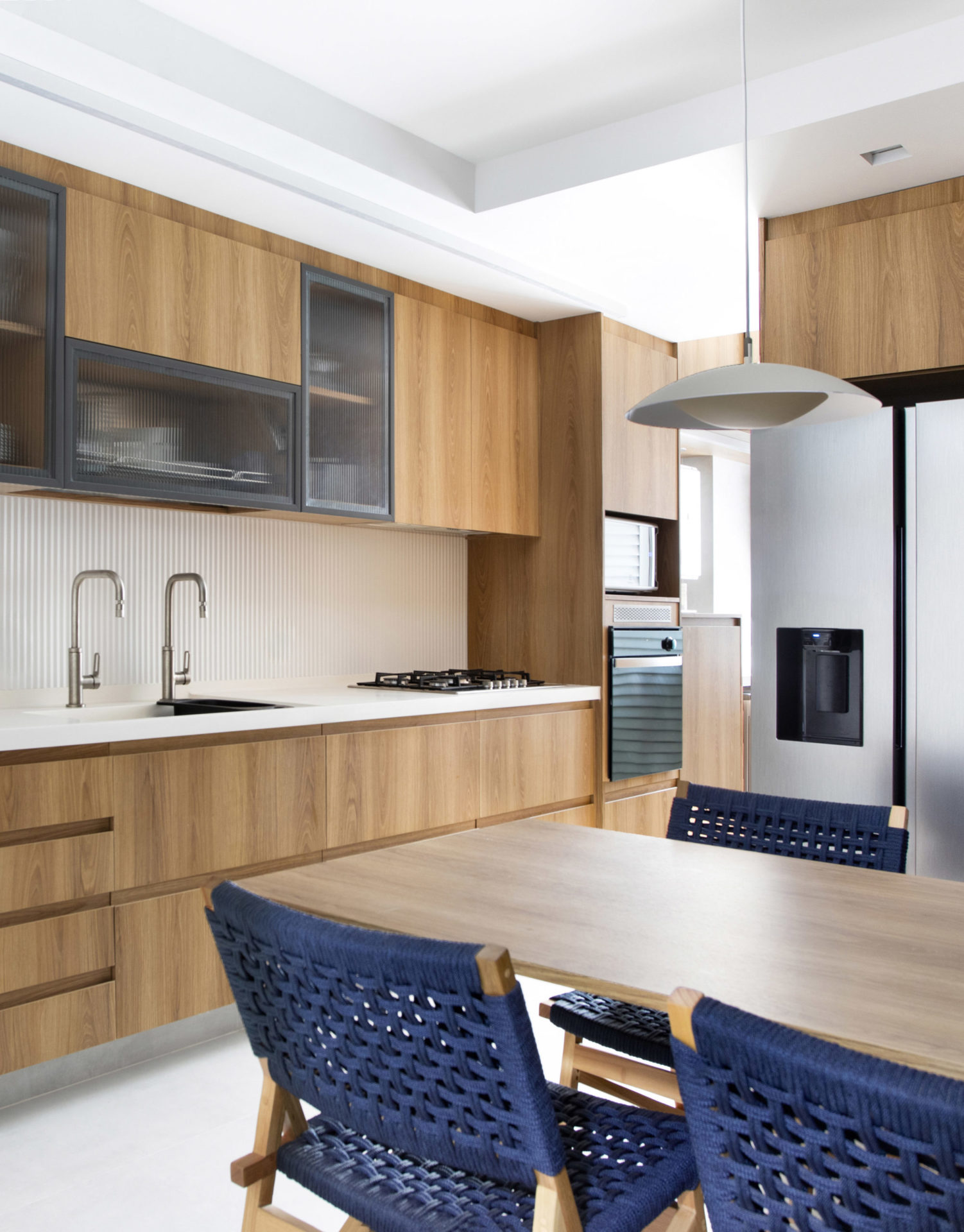na foto copa cozinha com cadeiras azuis