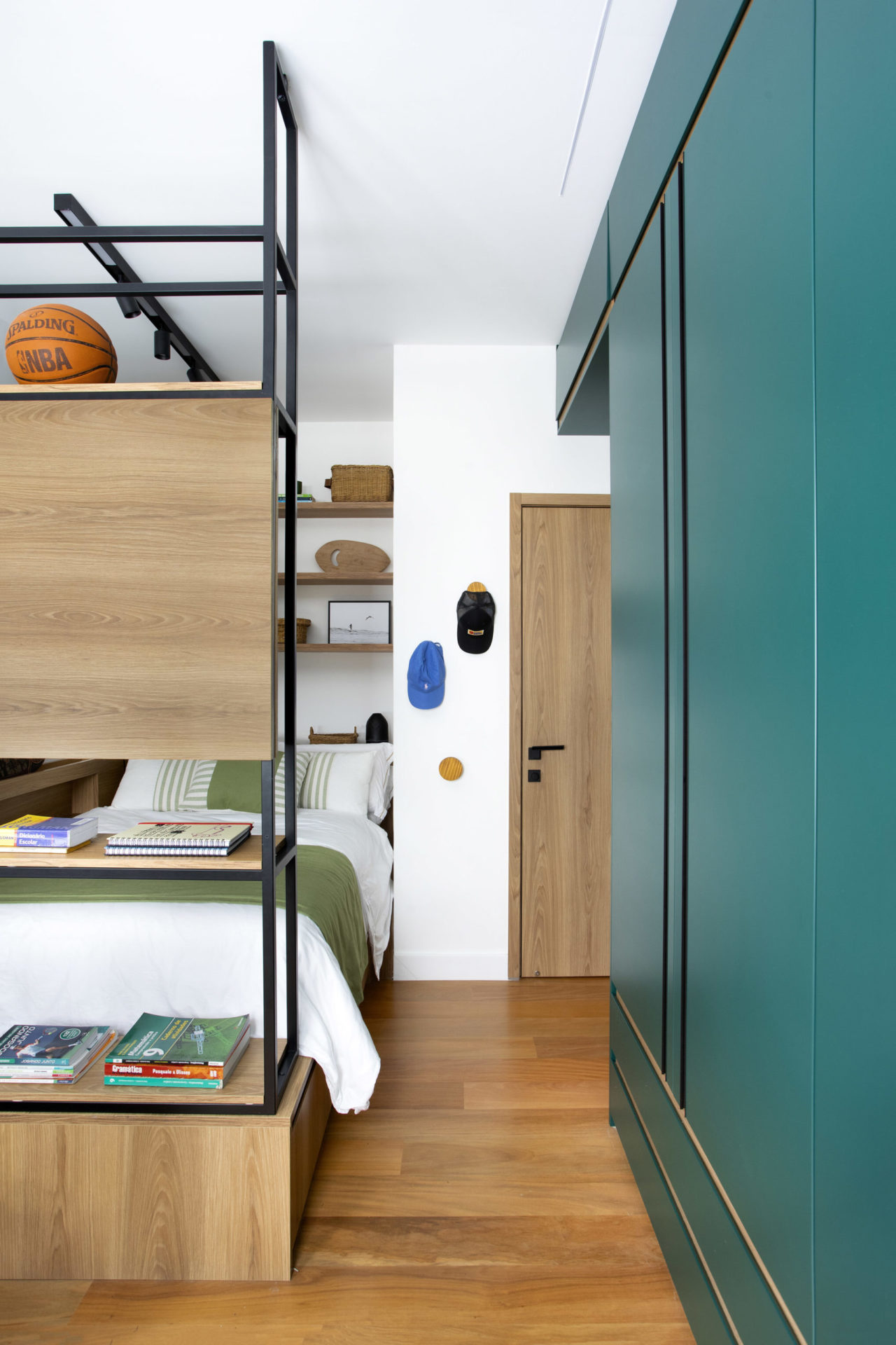 na foto quarto de adolescentes com beliche e armários