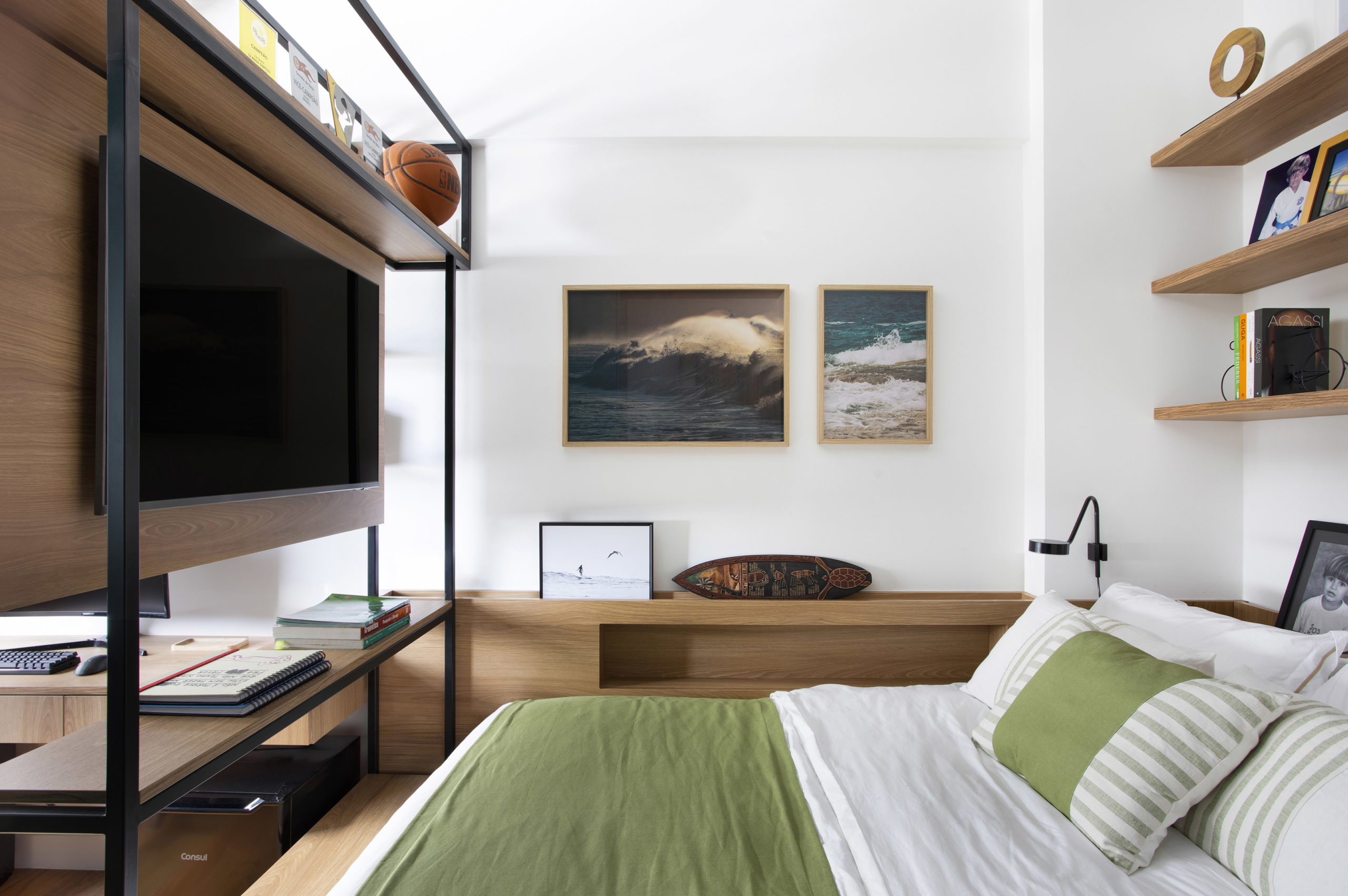 quarto com cama, estante e tv suspensa