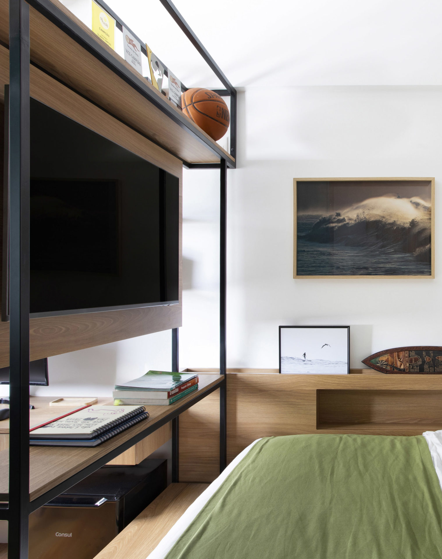 na foto quarto com cama, TV suspensa e quadro na parede