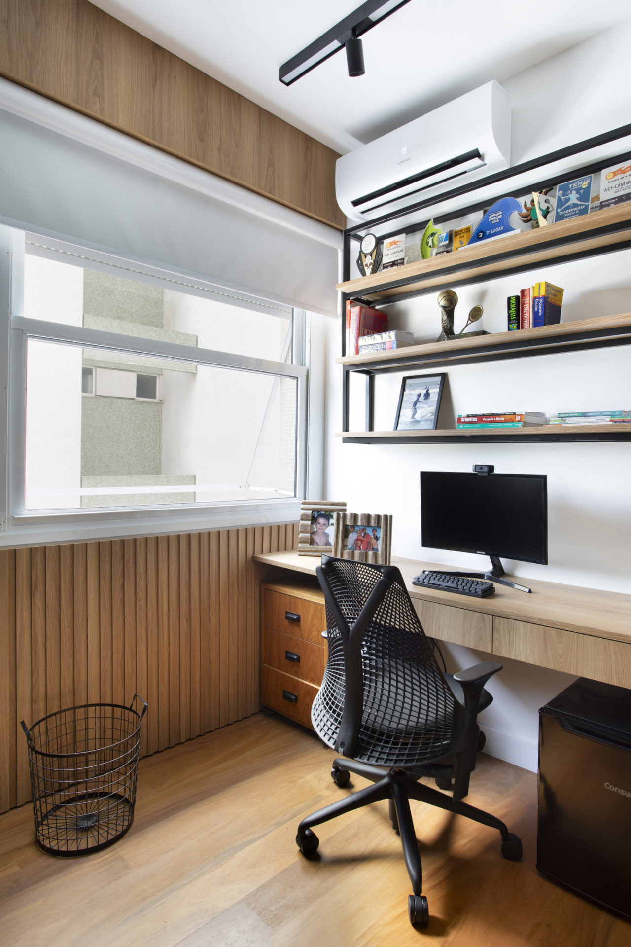 na foto escritório com fotos de família e computador