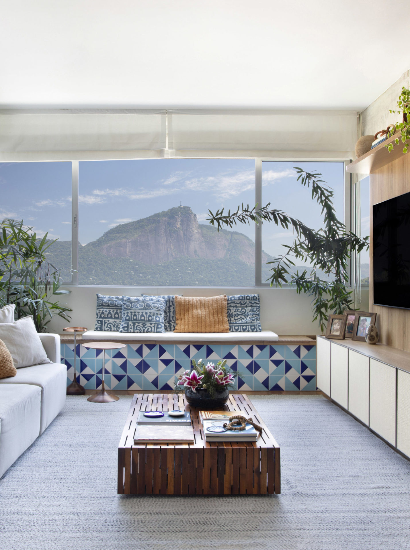 sala com vista para o Cristo Redentor, mesa de centro em madeira