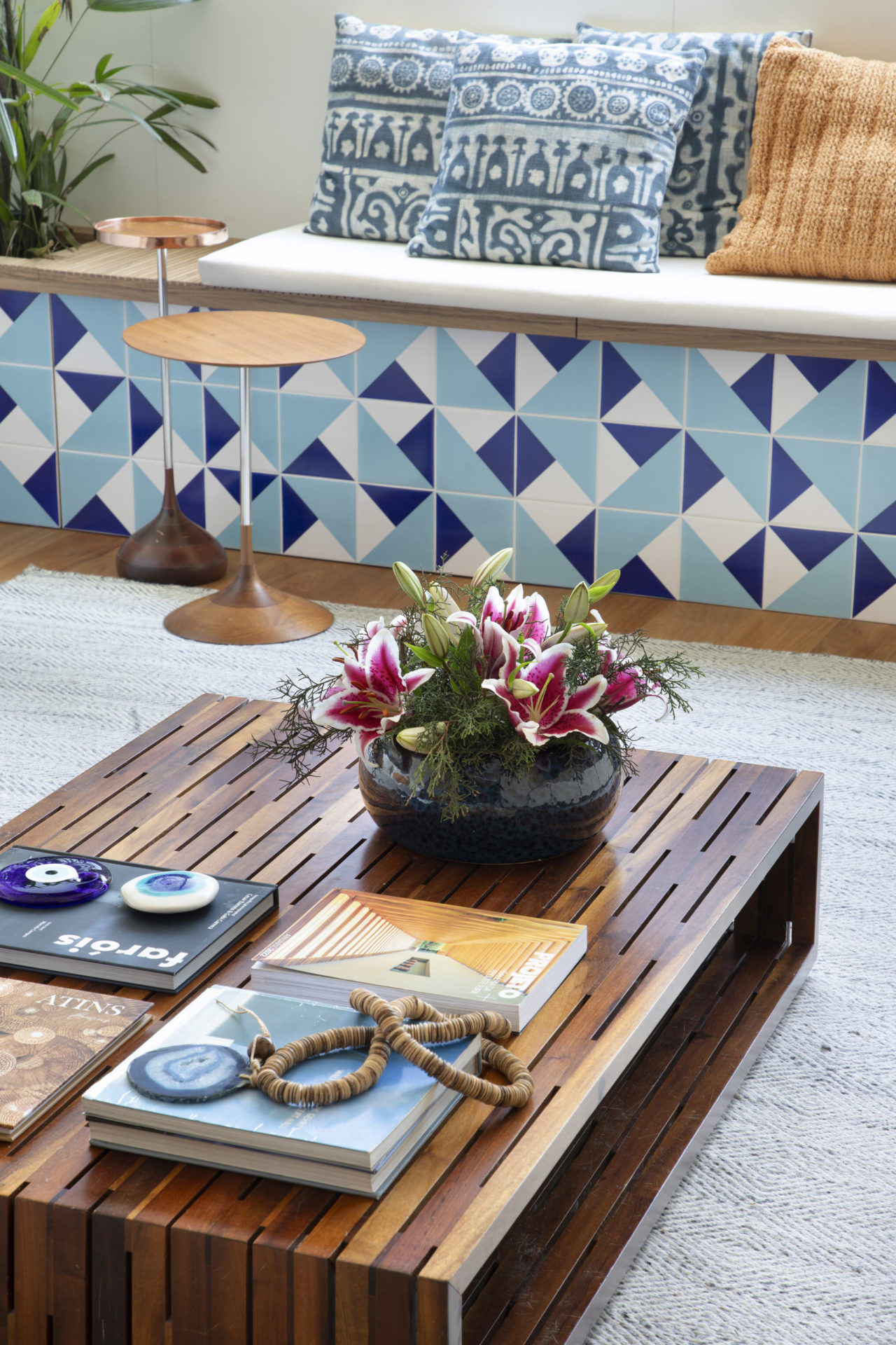 na foto banco sob a janela principal, revestido com azulejos geométricos em tons de azul e branco, do Estúdio Mosaico