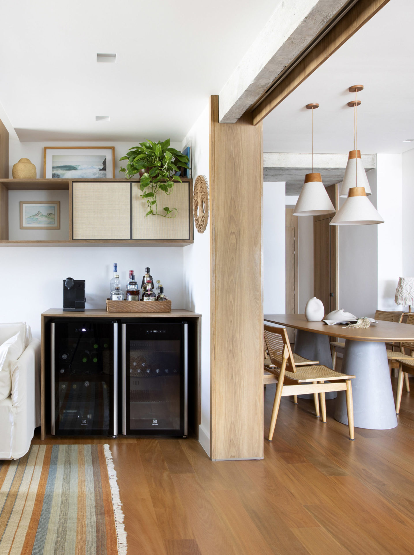 na foto sala de convivência e mesa de jantar