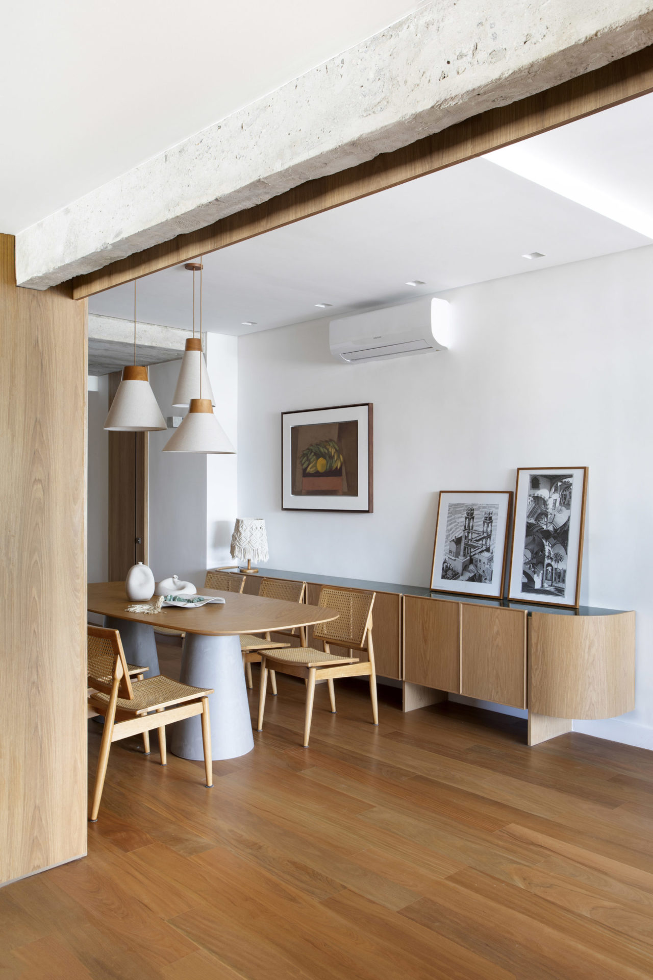 na foto sala de jantar com mesa e aparador em madeira