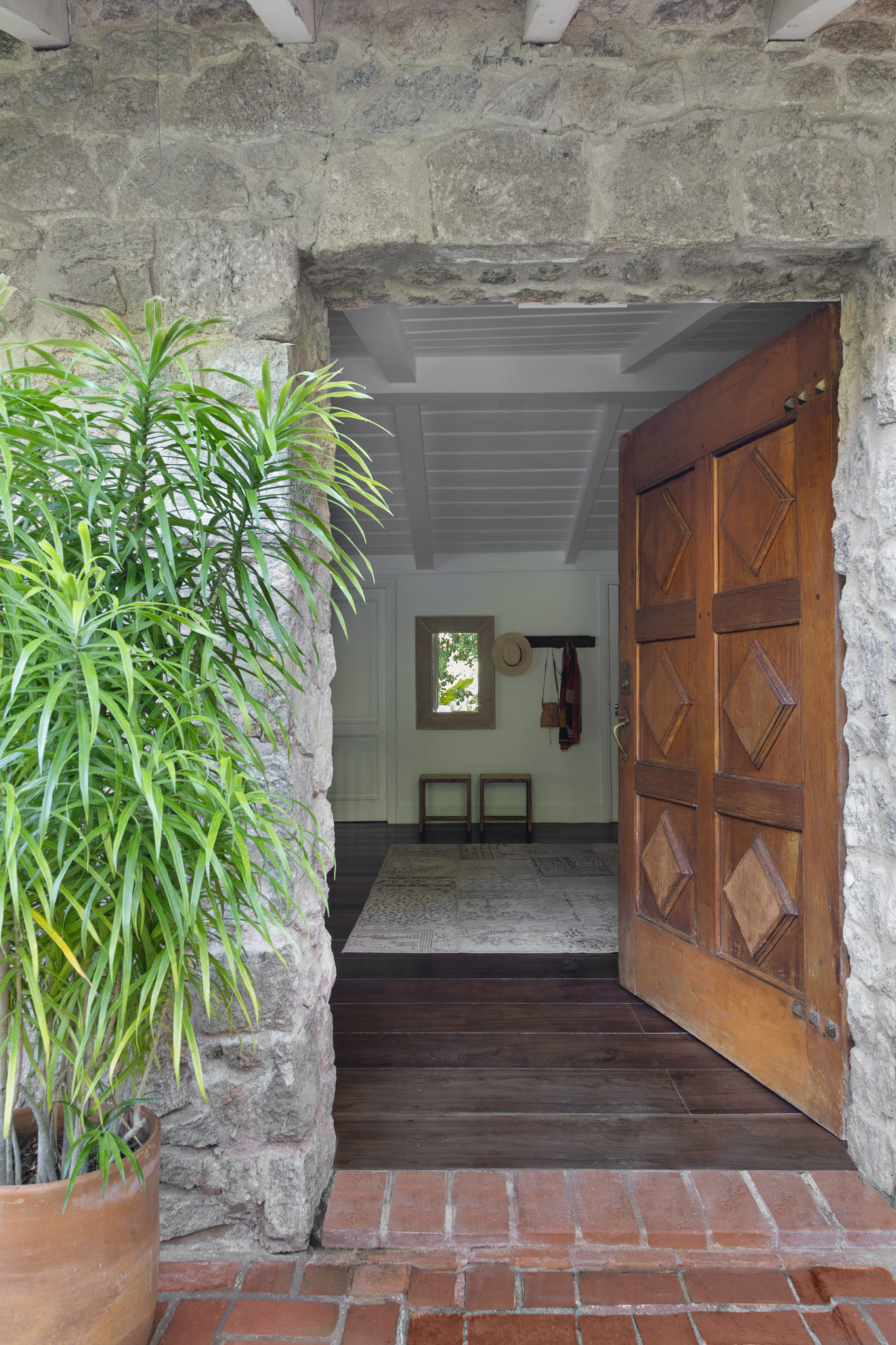 na foto entrada de casa dos anos 1940 com porta de madeira