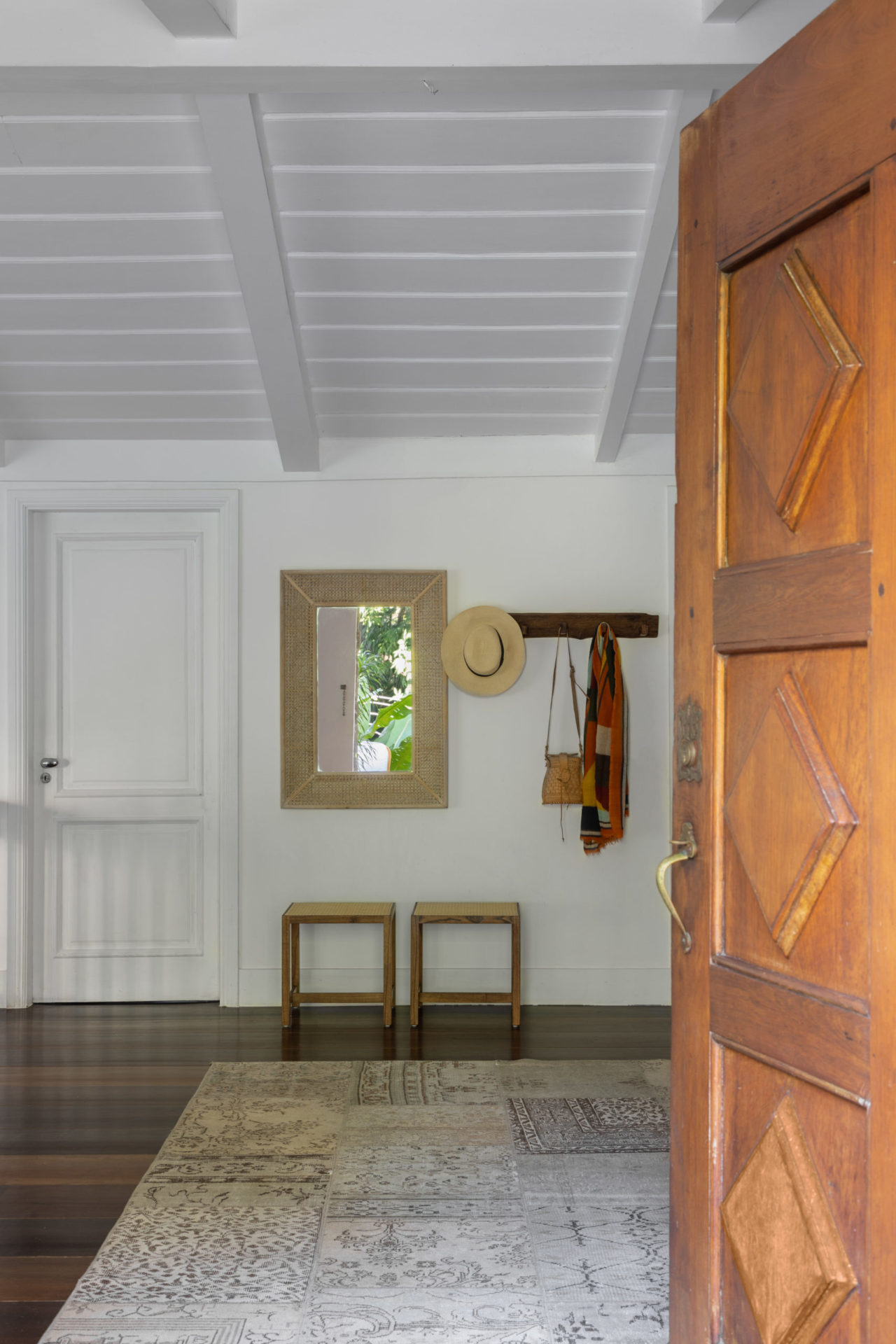 na foto um cômodo com bancos Toti, de Bernardo Figueiredo