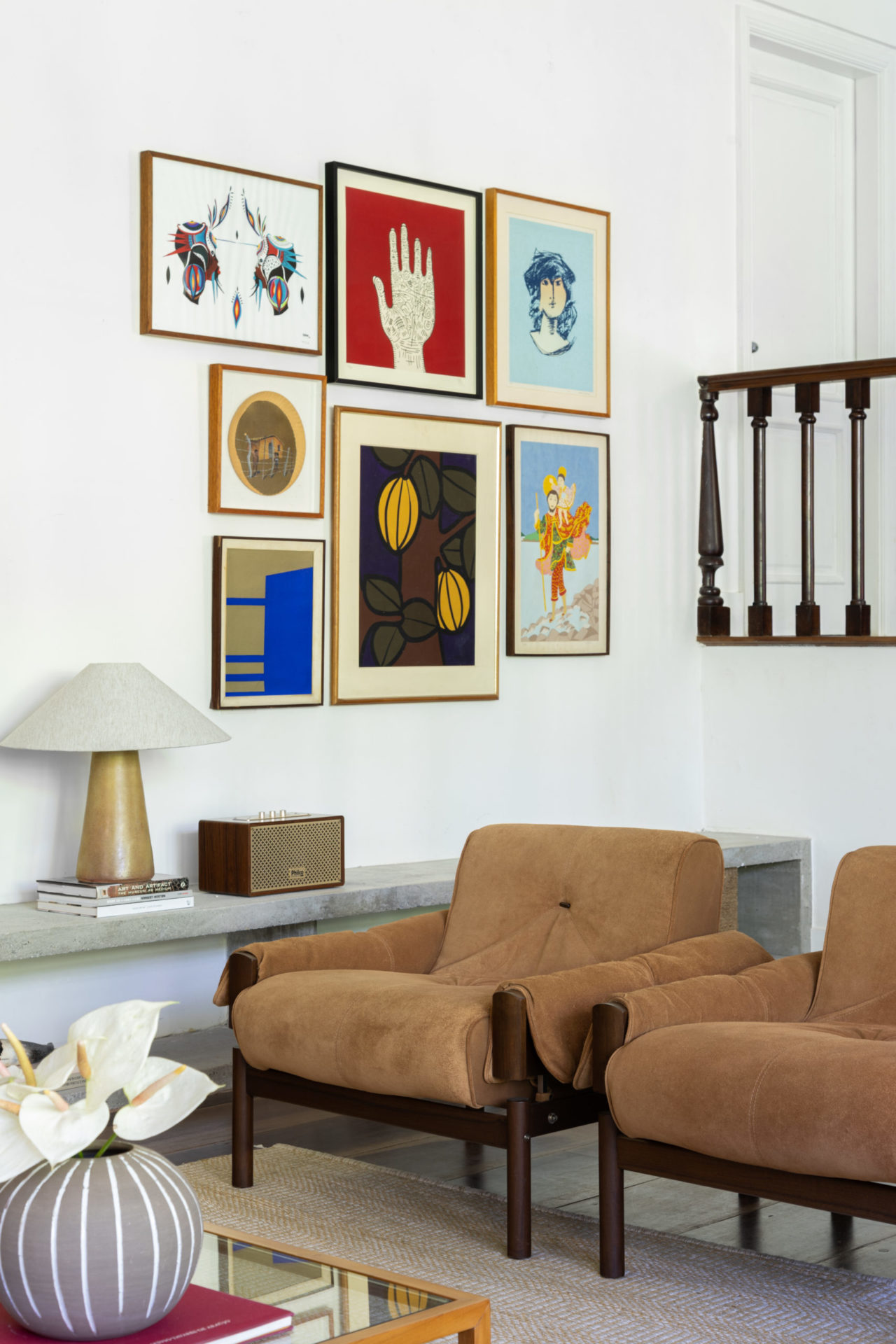 na foto sala com duas poltronas e seis quadros na parede