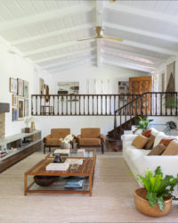 na foto sala com dois andares