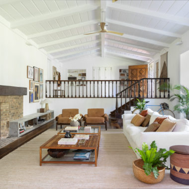 na foto sala com dois andares