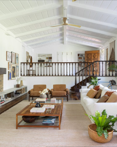 na foto sala com dois andares