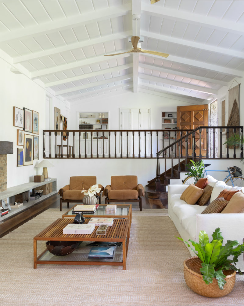 na foto sala com dois andares