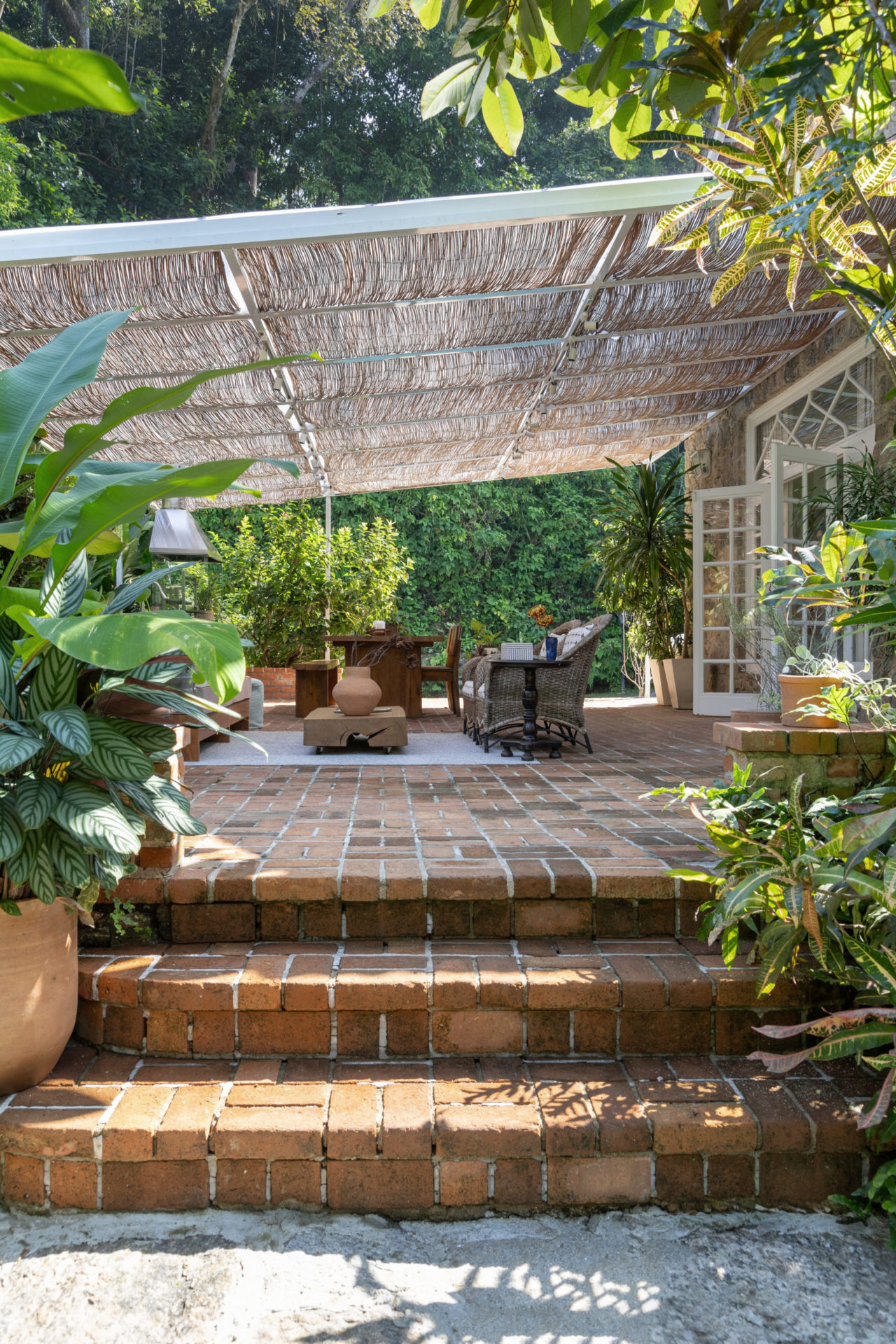 na foto escada que direciona para varanda gourmet em casa dos anos 1940