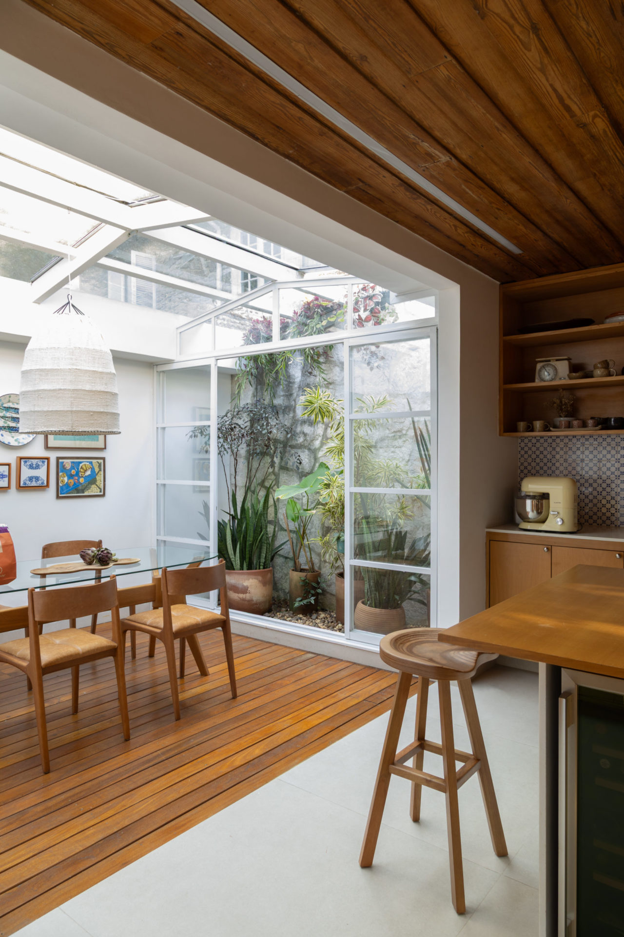 na foto copa cozinha e jardim de inverno de casa dos anos 1940