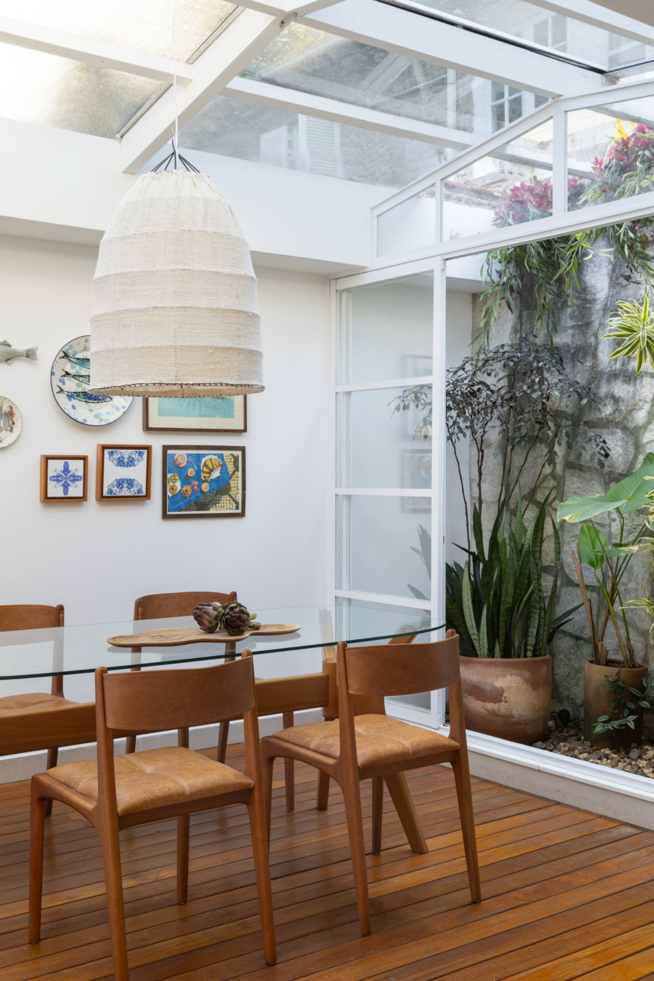 na foto jardim de inverno e copa cozinha em casa dos anos 1940