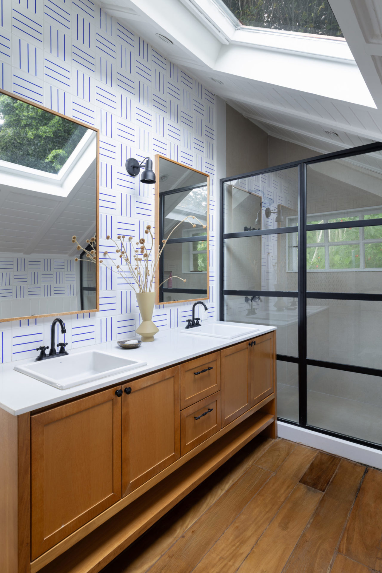 na foto banheiro com bancada com duas torneiras