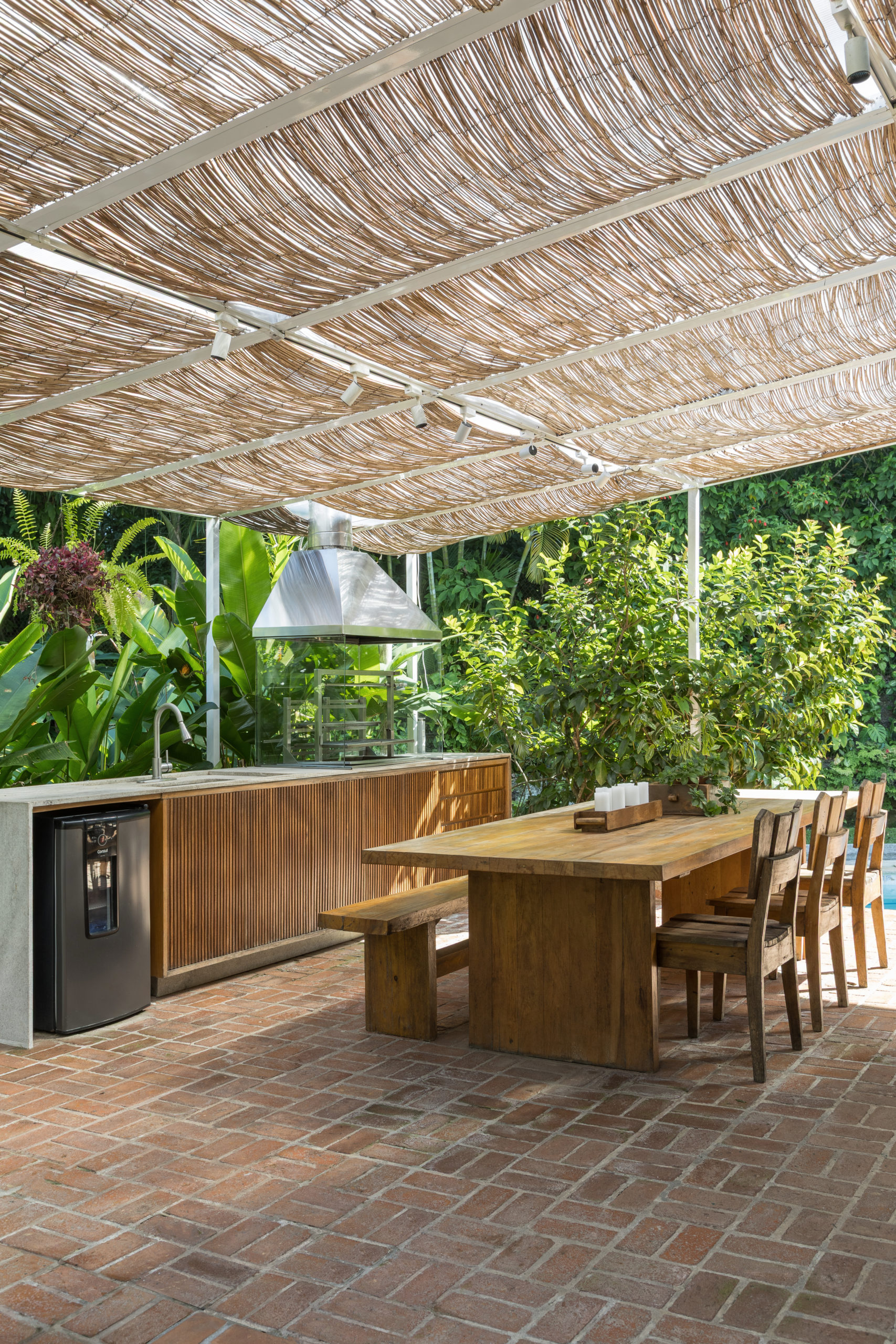 varanda gourmet com mesa de madeira