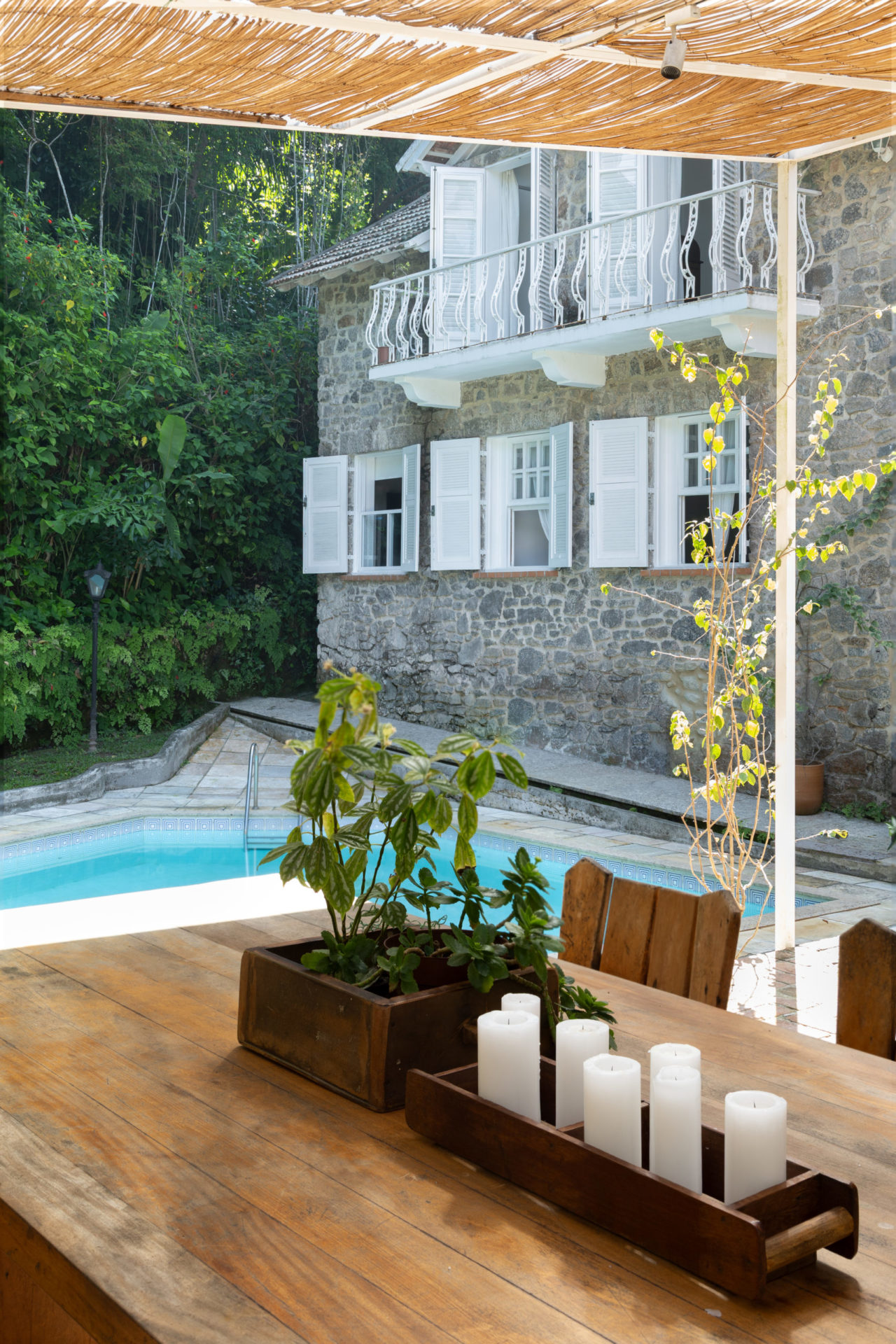 varanda gourmet com vista para a piscina