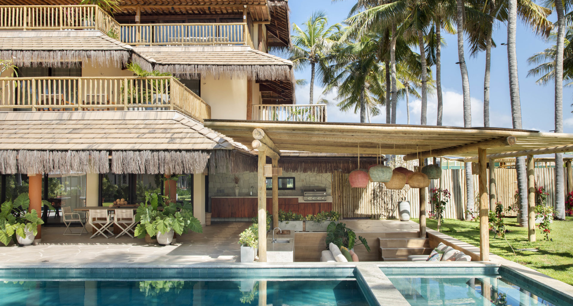 na foto fachada de casa de praia com piscina e deck