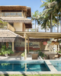 na foto fachada de casa de praia com piscina e deck